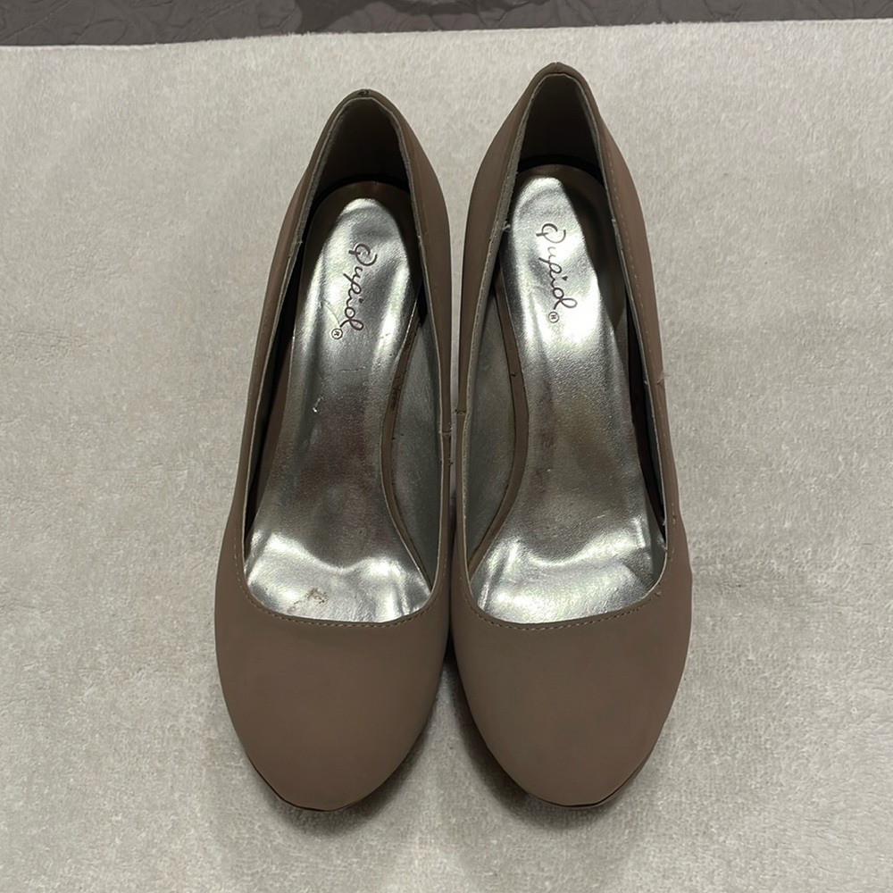 Beautiful, barely worn Qupid size 6 1/2 shoes